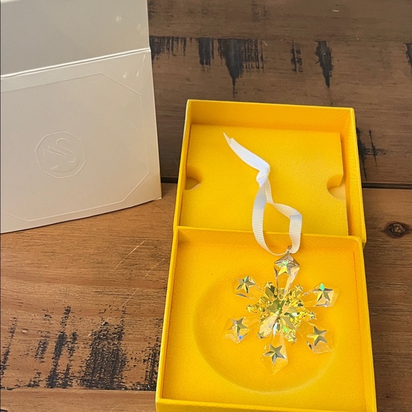 NWT Swarovski Crystal Snowflake Ornament - Picture 3 of 8
